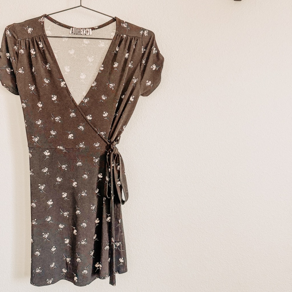 Audrey 3+1 Black/ White Floral Wrap Dress. Size Small